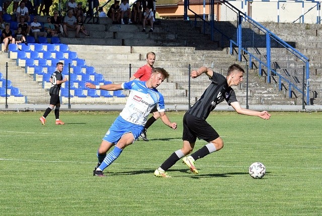 Piłkarze Igloopolu (nz. biało-niebieskie stroje) zrewanżowali się Karpatom za jesienną porażkę w Krośnie i na zakończenie sezonu sięgnęli po trzy punkty