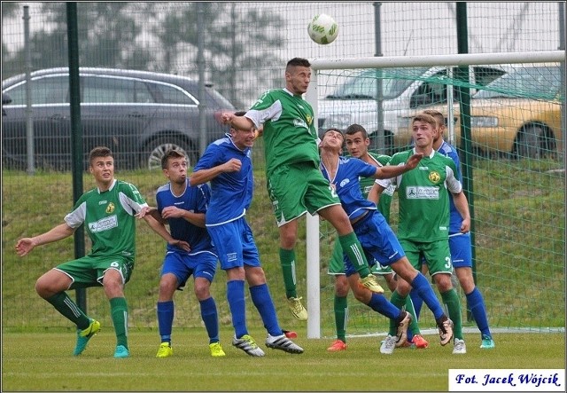 Piłkarze Leśnika Manowo (zielone stroje) po wygranej z Górnikiem Konin, ulegli na wyjeździe Pogoni Lębork 0:2