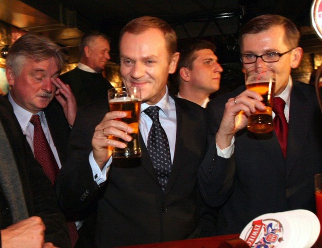 Donald Tusk z Krzysztofem Kwiatkowskim w Łodzi Kaliskiej. Jesień 2006 r.