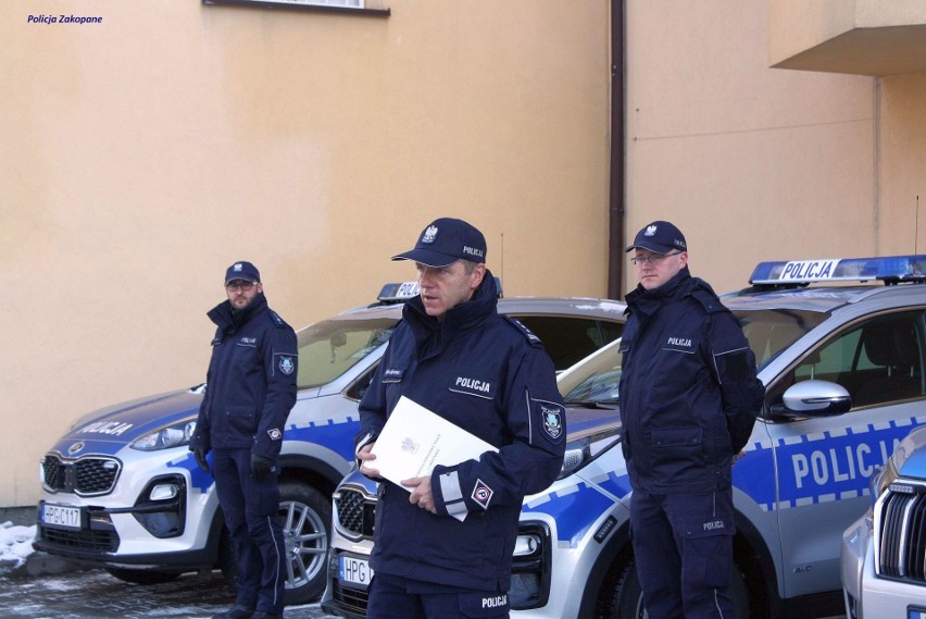 Zakopane. Policja w powiecie tatrzańskim dostała aż sześć nowych radiowozów. Wszystkie poświęcono [31.01.2019]