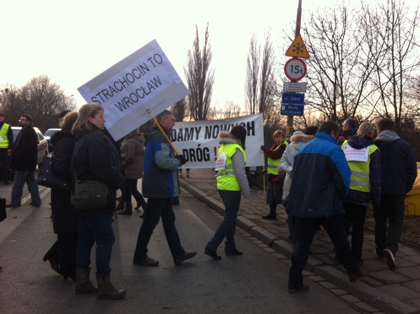 Protest na Swojczyckiej i Kowalskiej. Kilkadziesiąt osób blokowało ulice (ZDJĘCIA)