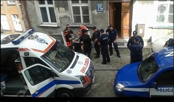 Kadr z filmu, który został nagrany przez jednego z mieszkańców Biskupiej Górki podczas interwencji policjantów (zaraz po przyjeździe karetki pogotowia ratunkowego)