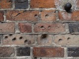 Tajemnicze dziury w ceglanych ścianach wielkopolskich kościołów