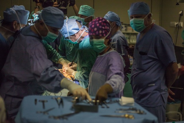 Powikłania po operacjach piersi stanowią 4-6 procent wszystkich wykonywanych. Lekarze w słupskim szpitalu szkolą się, jak je ograniczać i jak rekonstruować piersi najnowocześniejszymi metodami.W Wojewódzkim Szpitalu Specjalistycznym w Słupsku  trwają warsztaty dla chirurgów pod hasłem „Komplikacje i dylematy w chirurgii piersi”.  Lekarze zrekonstruowali piersi u czterech pacjentek, u których poprzednie rekonstrukcje nie dały pożądanego efektu. Oprócz słupskich chirurgów uczestniczą w nich specjaliści z ośrodków w Polsce oraz z zagranicy. Więcej w sobotnim "Głosie Pomorza" i GP24 PLUS.Jak ograniczyć powikłania po operacjach piersi - chirurdzy doskonalili swoje umiejętności