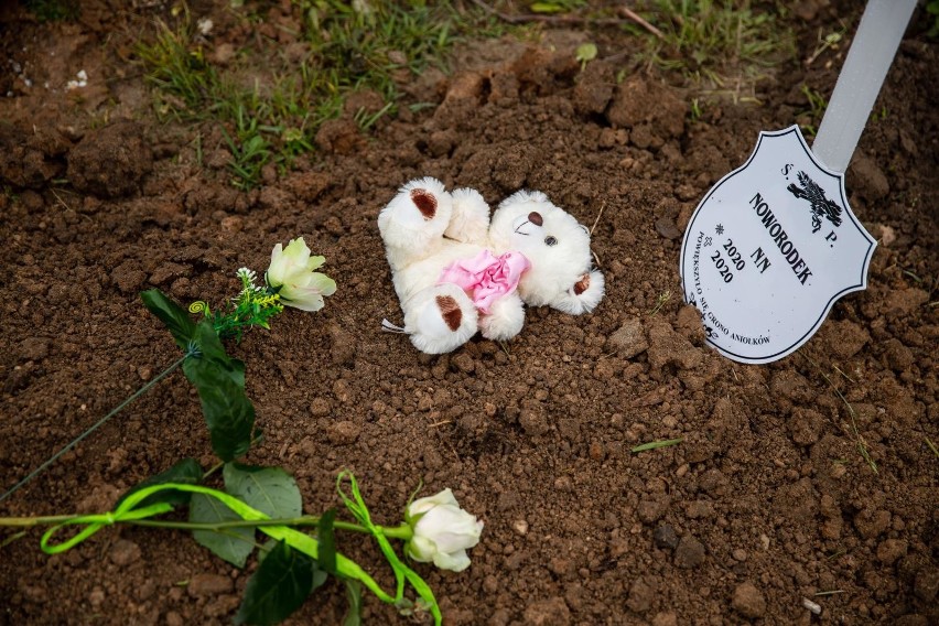 Zambrów. Pogrzeb noworodka, którego zmasakrowane ciało znaleziono w sortowni odpadów w Czerwonym Borze [ZDJĘCIA]