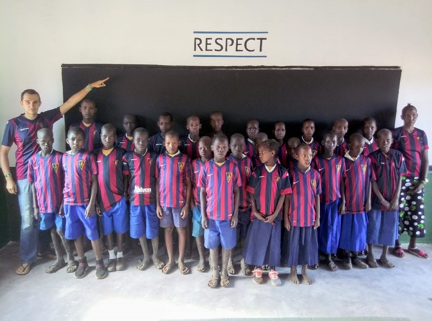 Pogoń Szczecin przyczyniła się do powstania szkoły dla dzieci w Tanzanii! Zobacz ZDJĘCIA 