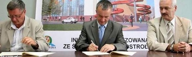 Prezydent Janusz Kotowski podpisuje umowę z przedstawicielami konsorcjum, które wybuduje pływalnię