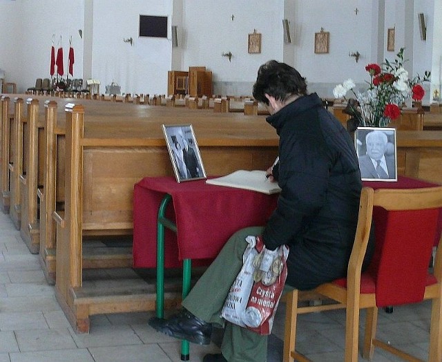 Żałoba minęła, ale tylko oficjalnie. Do księgi kondolencyjnej w kościele Świętego Ducha w Staszowie nadal wpisują się mieszkańcy miasta.