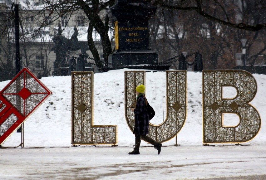 W Lublinie znów pada śnieg. Pługi nie przestają pracować. Zobacz zdjęcia