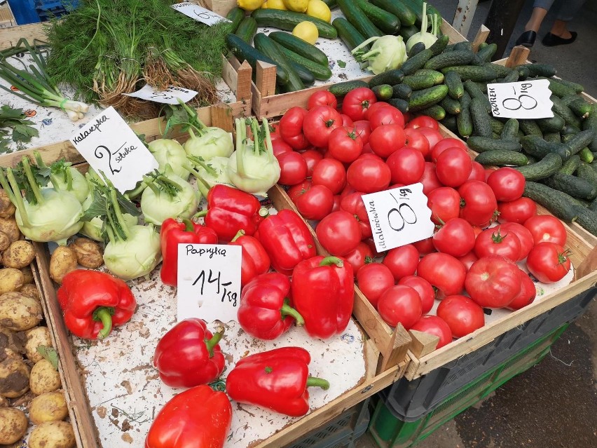 Papryka: 4,5-14 zł/kg
pomidory; 4-9,50 zł/kg