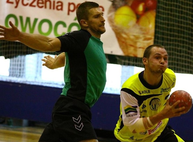 W akcji Mateusz Kaczka (z piłką), skrzydłowy ASPR-u. Próbuje go zatrzymać były kolega z drużyny Daniel Skowroński.