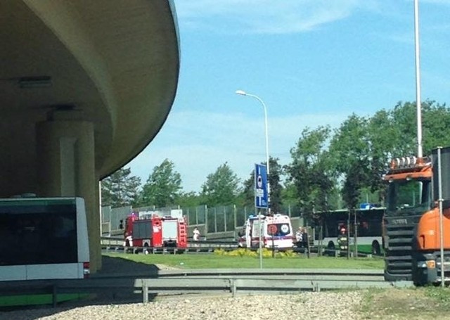 Przed południem korek został rozładowany, a auta odjechały z miejsca zderzenia na lawetach.