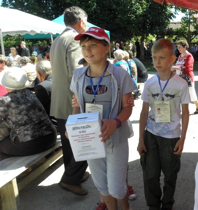 Uczniowie ze szkół z terenu gm. Zbiczno kwestowali podczas festiwalu pieśni romantycznej w Zbicznie.