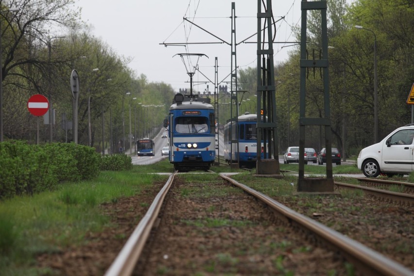 Kraków. Tramwajem w tempie dorożki na al. Solidarności. Pasażerowie są oburzeni [ZDJĘCIA] 