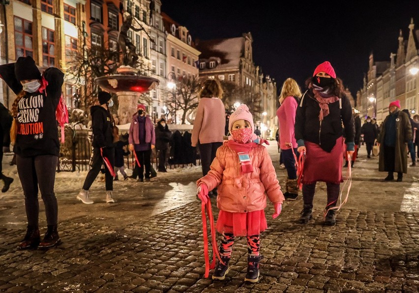 „Tylko świadome i dobrowolne TAK oznacza zgodę”. Manifestujące gdańszczanki tańczyły pod Neptunem 14.02.2021 r.