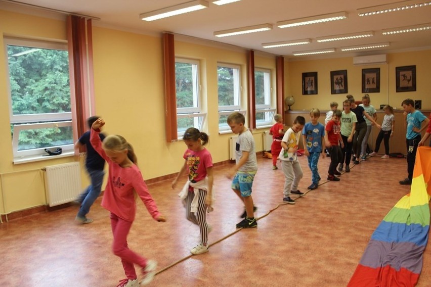 W czasie deszczu dzieci wcale nie muszą się nudzić! Wakacyjne zajęcia w MOK-u w Bukownie [ZDJĘCIA]