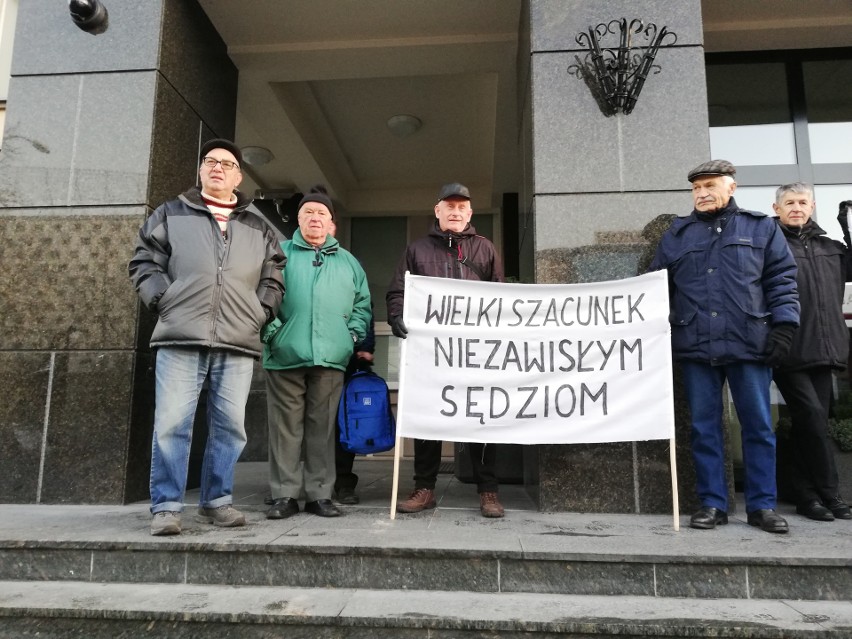 Protest przed Sądem Okręgowym w Białymstoku: "Wielki szacunek niezawisłym sędziom" [ZDJĘCIA]