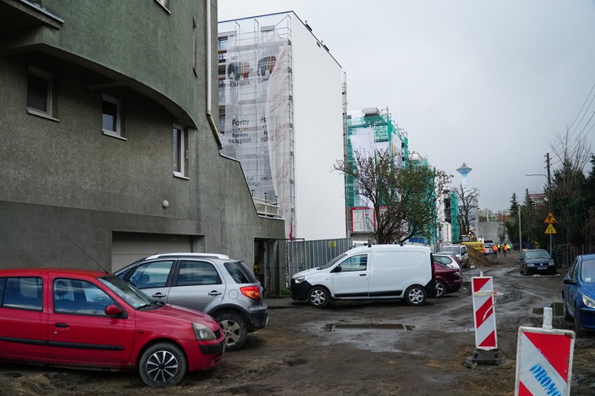 Błoto, hałasujące maszyny i rozjeżdżający ulice i chodniki...