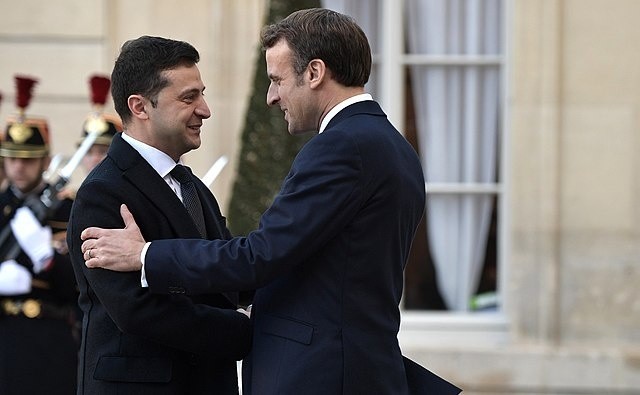 Wołodymyr Zełenski rozmawiał z Emmanuelem Macronem o dostawach broni na Ukrainę. Francja zapewniła zintensyfikowanie dostaw.