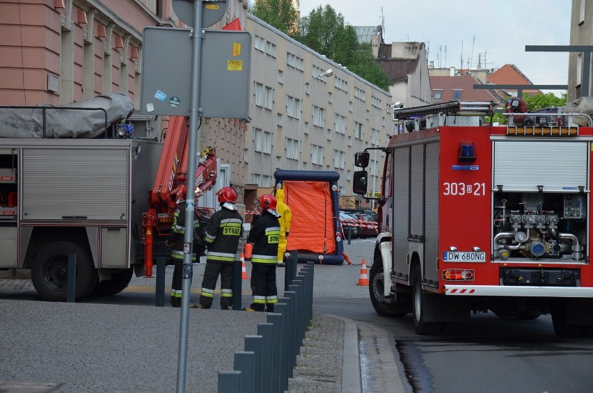 Wrocław: Tajemnicza koperta w urzędzie miejskim przy pl. Nowy Targ (FILM, ZDJĘCIA)