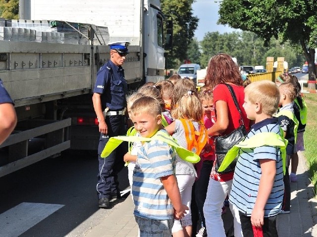 W miejscowości Stale w powiecie tarnobrzeskim szkoła znajduje się w pobliżu ruchliwej drodze wojewódzkiej numer 871 łączącej Tarnobrzeg ze Stalową Wolą. Odblaski dla uczniów są rozdawane przy okazji wielu akcji promocyjnych policji, a także instytucji wspierających bezpieczeństwo ruchu drogowego.