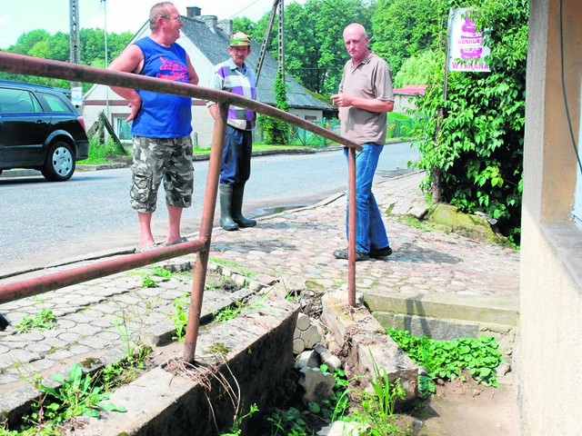 W Lubieszewie Zarząd Dróg Powiatowych w Drawsku Pomorskim nie zdążył jeszcze naprawić chodnika po nawałnicy, która przeszła przez wieś pod koniec maja. Teraz znowu woda była groźna