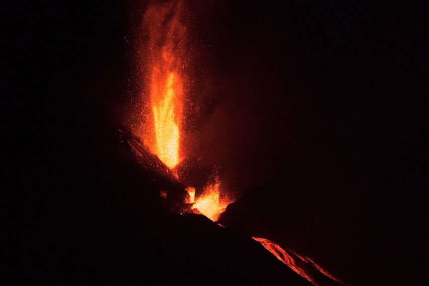 La Palma: wulkan Cumbre Vieja znów w żywiole. Wycieka lawa, erupcja może potrwać nawet do końca roku [ZDJĘCIA] [WIDEO]