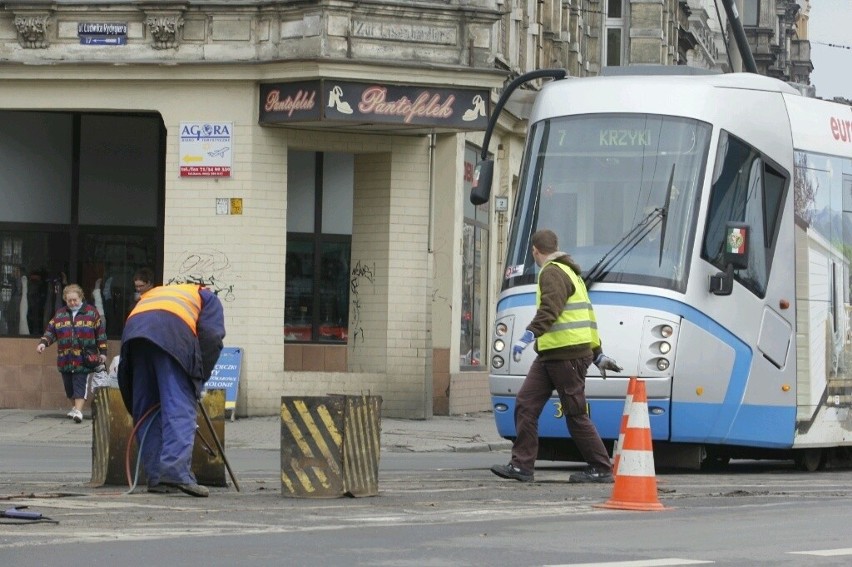 Wrocław: Tramwaj wykoleił się na Drobnera. Kilka godzin trwała naprawa zwrotnicy (ZDJĘCIA)