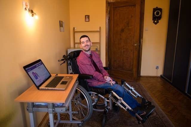 Jakub Wiśniewski to niepełnosprawny młody człowiek, który nie zamierza izolować się i wierzy, że może być pożyteczny dla innych. To m.in. z jego inicjatywy są toalety dla niepełnosprawnych i winda w Urzędzie Miasta