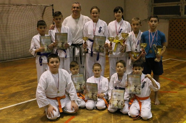 Młodzi karatecy z Międzyrzecza razem z trenerem.