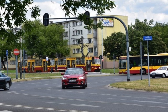 Z al. Rydza-Śmigłego tramwaj pojedzie przez rondo i ulicą Broniewskiego po nowo wybudowanym torowisku aż do ul. Rzgowskiej.