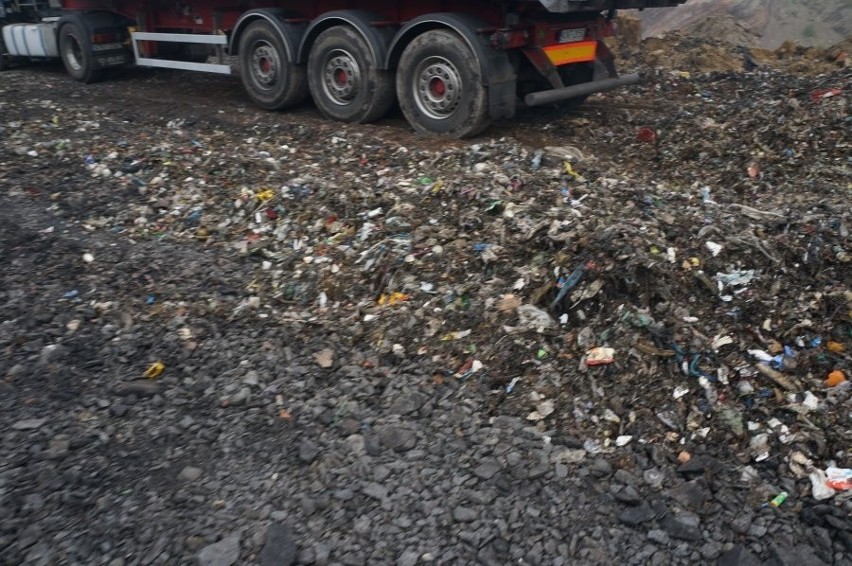 Bytom : Nielegalne wysypisko śmieci. Śmieci z pięciu ciężarówek