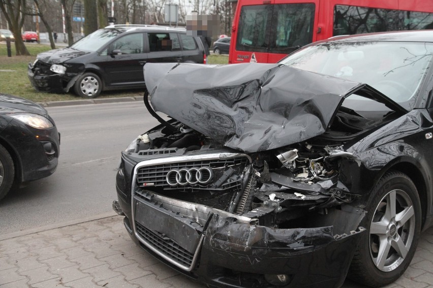 Wypadek na Karłowicach. Zderzyły się autobus i dwa auta osobowe (ZDJĘCIA)