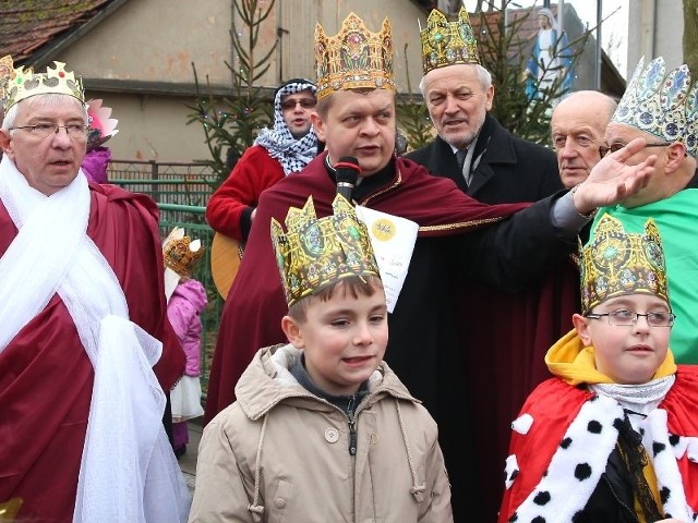 W królewskim orszaku (od lewej): poseł Krzysztof Lipiec, ksiądz Michał Haśnik, senator Mieczysław Gil i historyk Andrzej Bienias.