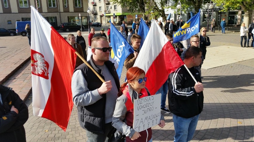 Na Placu Żeromskiego manifestowało ok. 200 osób.