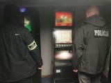 Akcja policji i skarbówki w Busku. Przejęli terminale do gier, znaleźli też narkotyki. Zobacz zdjęcia  