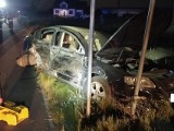 Pijana 25-latka rozbiła samochód na drzewie we Włoszakowicach. Miała 1,7 promila i wiozła dwóch pijanych pasażerów