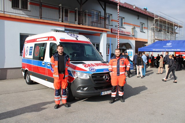 Ratownicy z zespołu działającego w nowym punkcje stacjonowania karetki w gminie Czernichów