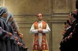 "Młody papież". Watykan od kuchni, czyli Jude Law bezlitośnie przekraczający granice świętości [RECENZJA]