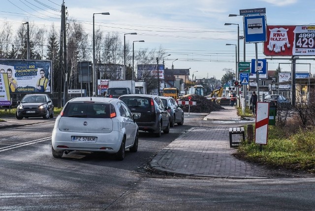 Przejazd kolejowy w Plewiskach zamknięty. Kierowcy zaskoczeni