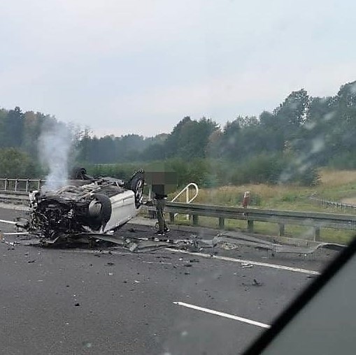 Wypadek na A1 w Rybniku. Dachował samochód. Uwaga na utrudnienia. Utworzył się korek