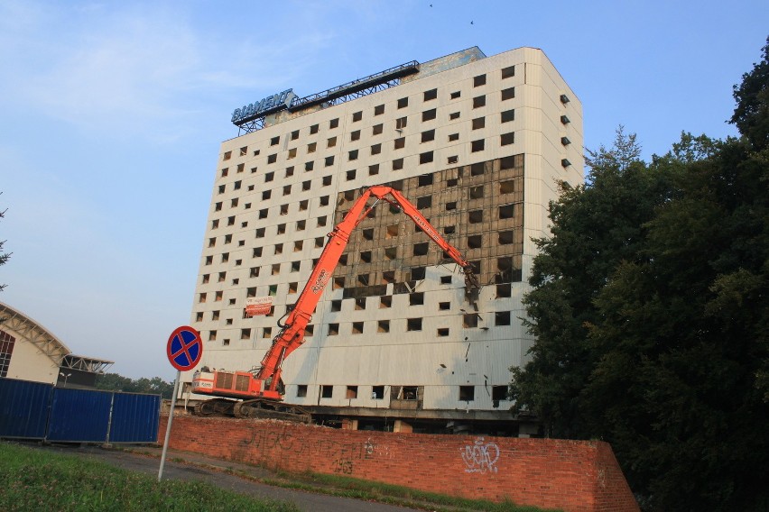 Wyburzanie hotelu Diament w Jastrzębiu [ZDJĘCIA]