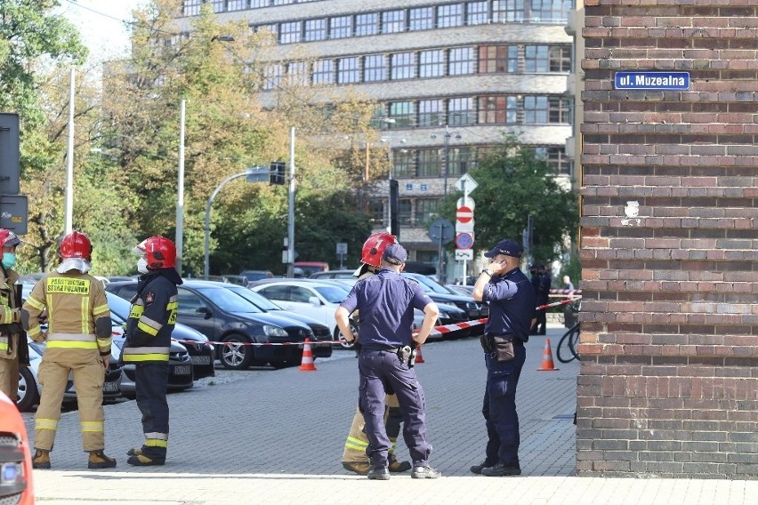 Człowiek z bombą w centrum Wrocławia? Zamknięte Podwale, pirotechnicy w akcji