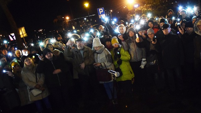 Tragiczna śmierć Pawła Adamowicza, prezydenta Gdańska wstrząsnęła inowrocławianami. 14 stycznia o godz. 18 pod Urzędem Miasta uczcili oni pamięć włodarza, który stał się ofiarą szaleńczego ataku podczas  finału Wielkiej Orkiestry Świątecznej Pomocy. O godz. 18 w mieście uruchomiono syreny alarmowe. Wcześniej opuszczono do połowy masztu znajdującą się na ratuszu flagę w barwach Inowrocławia. Prezydent Ryszard Brejza skierował na ręce Przewodniczej Rady Miasta Gdańska kondolencje: „W związku z tragiczną śmiercią prezydenta Pawła Adamowicza w imieniu mieszkańców Inowrocławia i własnym składam głębokie kondolencje wszystkim gdańszczanom, a w szczególności członkom rodziny. Jeszcze raz Gdańsk – kolebka wolności i Solidarności – tak tragicznie zapisał się na kartach historii Polski. Jesteśmy z Wami solidarni.”  