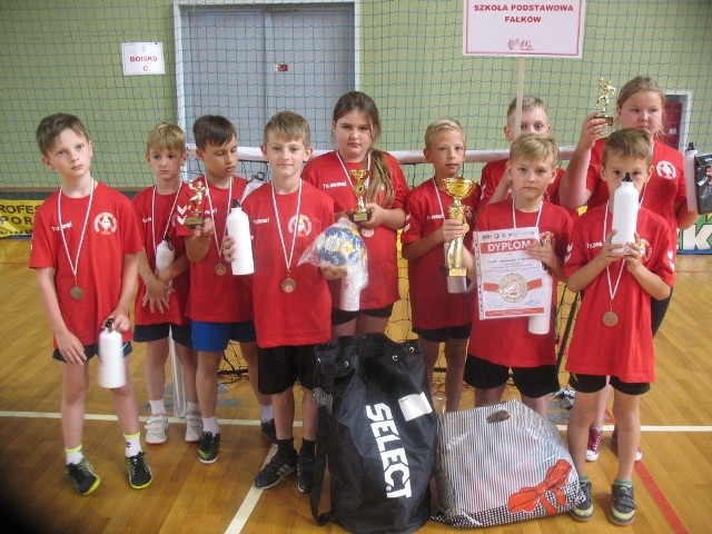 Drużyna z Publicznej Szkoły Podstawowej z Fałkowa w turnieju dziecięcej piłki ręcznej w Kielcach zajęła trzecie miejsce.