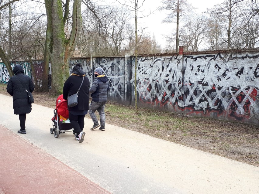 Jak dotąd nie ustalono sprawców dewastacji. Mural poświęcony...