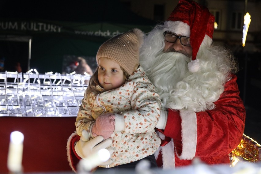 W Chmielniku już odpalono świąteczne iluminacje, dzieciaki odwiedził święty Mikołaj. Zobaczcie zdjęcia z niedzielnych uroczystości