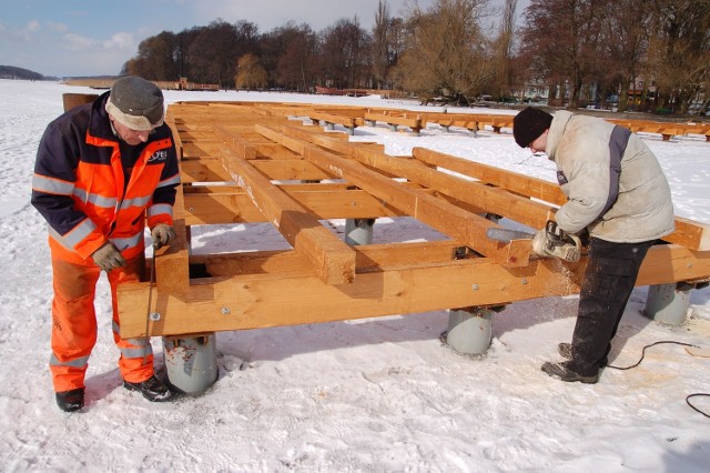 Budowniczowie pomostu to jedni z nielicznych, którzy cieszą się z przeciągającej się zimy, bo na zamarzniętym jeziorze buduje im się znacznie łatwiej.