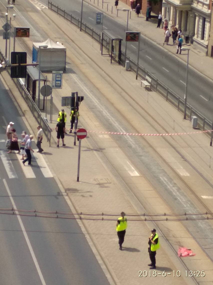 Tragedia we Wrocławiu. Tramwaj śmiertelnie potrącił kobietę. Pojazd ciągnął fragmenty ciała przez miasto [ZDJĘCIA, TYLKO DLA DOROSŁYCH!]