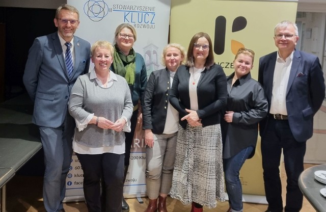 Nagroda SuperSamorząd 2021 dla Kluczborka. Na zdjęciu od lewej: wiceburmistrz Dariusz Morawiec, Anna Kr&oacute;l, Alicja Krzak-Gliwa, Ewa Dydak, Iwona Solisz, Małgorzata Karolczyk, burmistrz Jarosław Kielar.